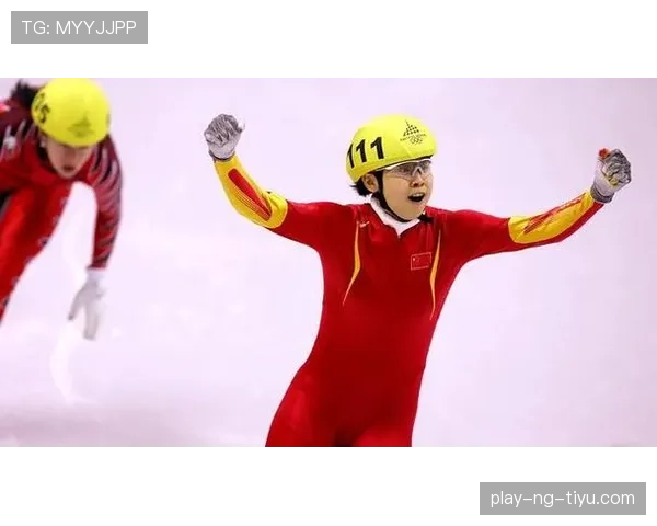 王濛比赛结束就换运动鞋逛街，和冰场女王形象差好远啊