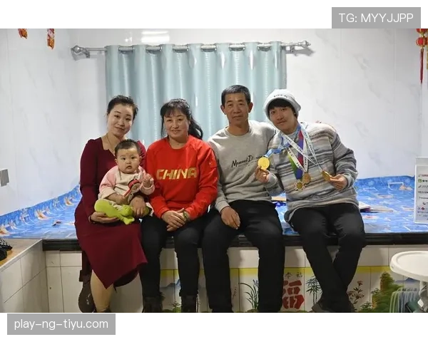 杨昊家的冰箱里只放蛋白粉和冰块