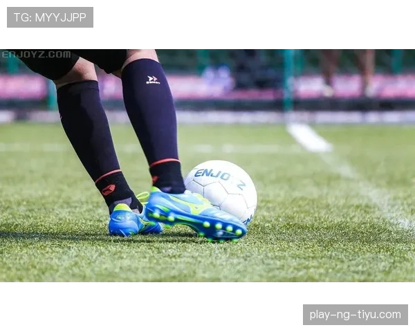 故意触球和折射判罚标准有何不同？规则如何精准区分？